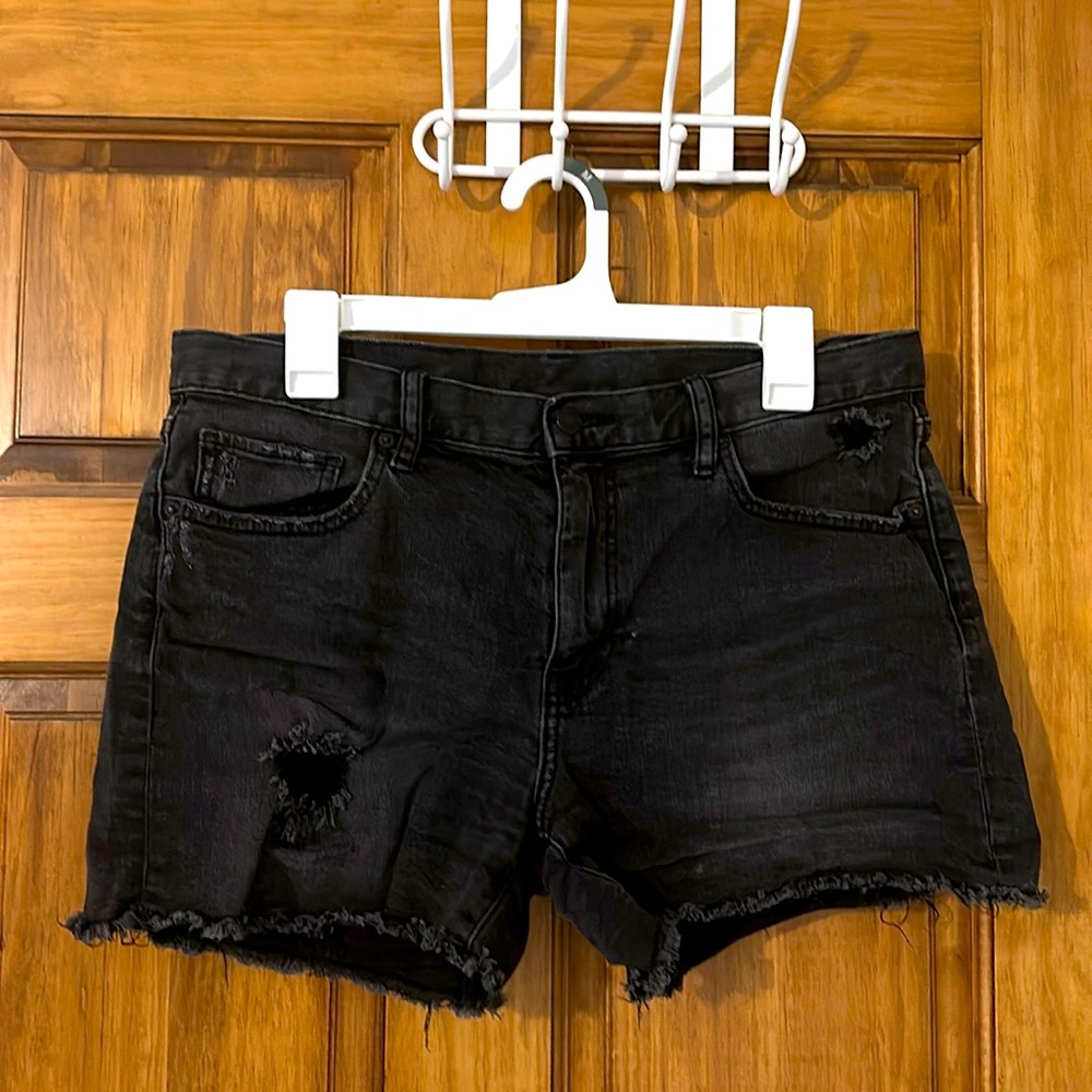 UNI QLO black distressed Jean shorts size 29